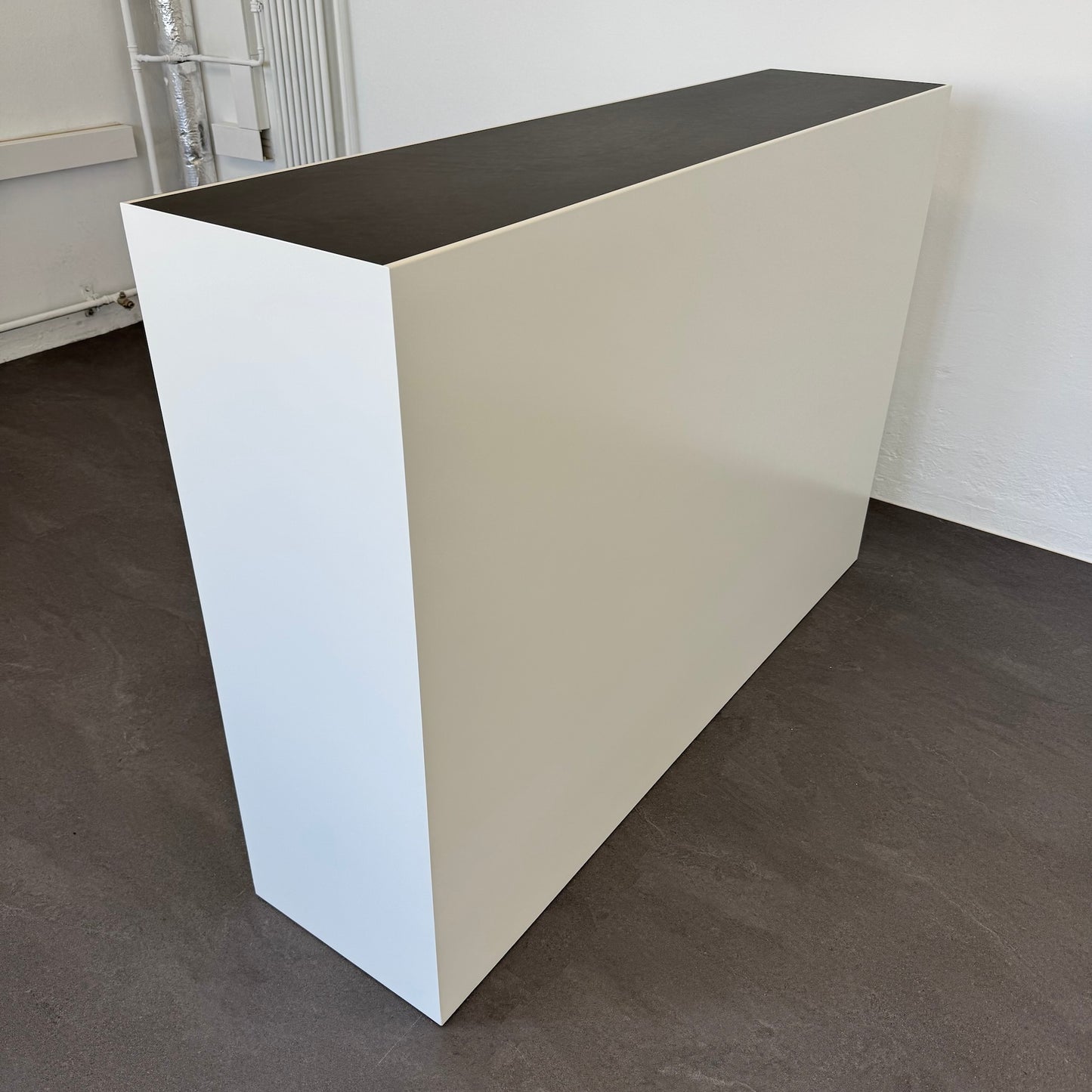 Lista Office One Schiebetür-Aktenschrank Seitenansicht
