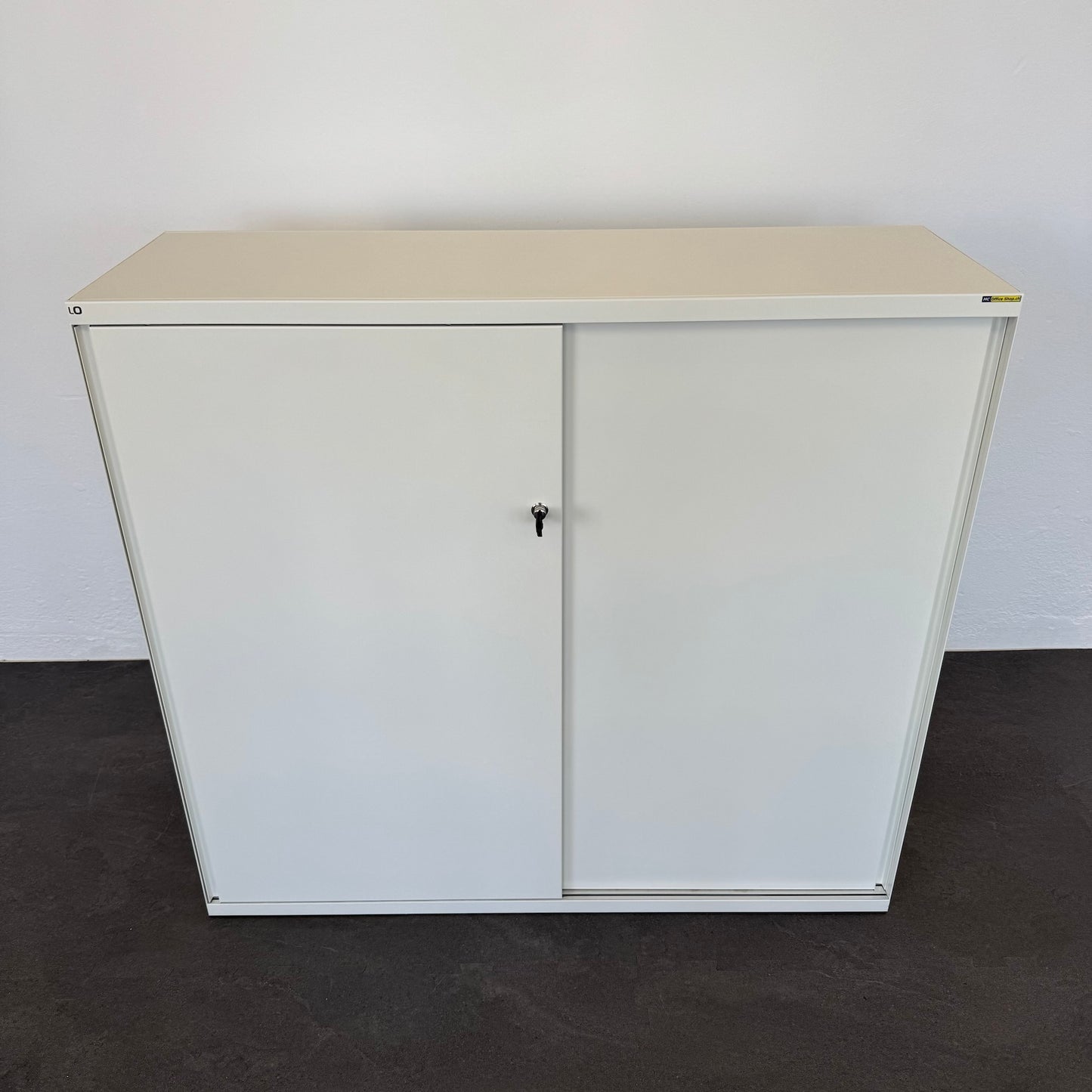 Lista Office One Schiebetür-Aktenschrank aus Metall in Weiss