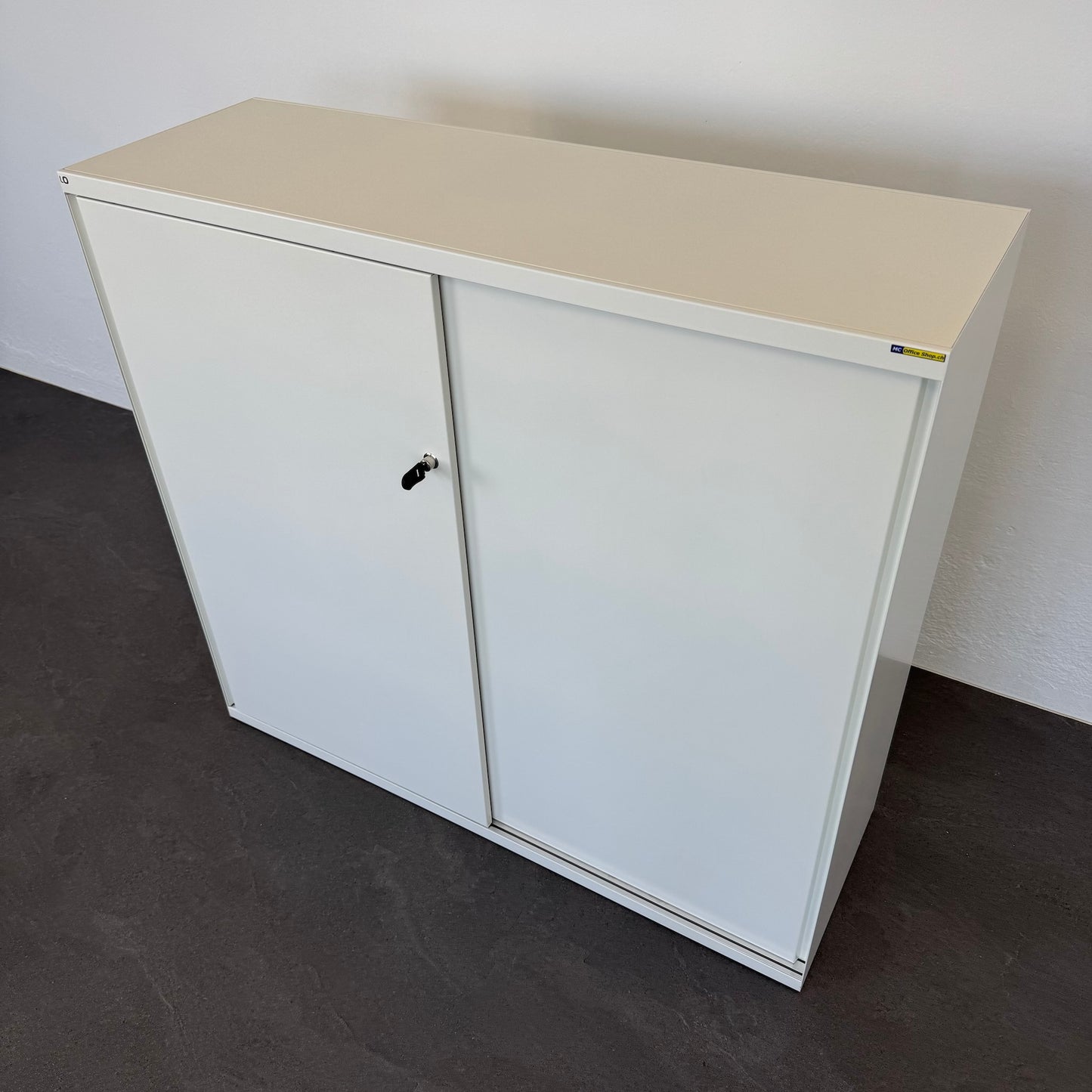 Lista Office One Schiebetür-Aktenschrank von oben