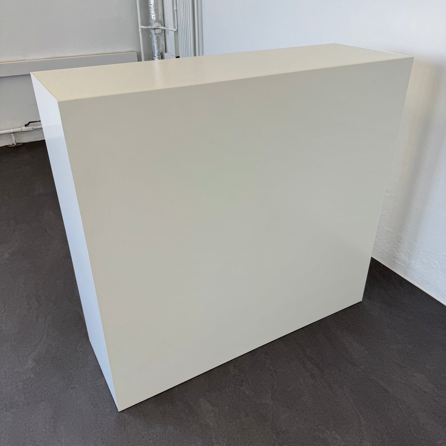 Lista Office One Schiebetür-Aktenschrank Ansicht von hinten