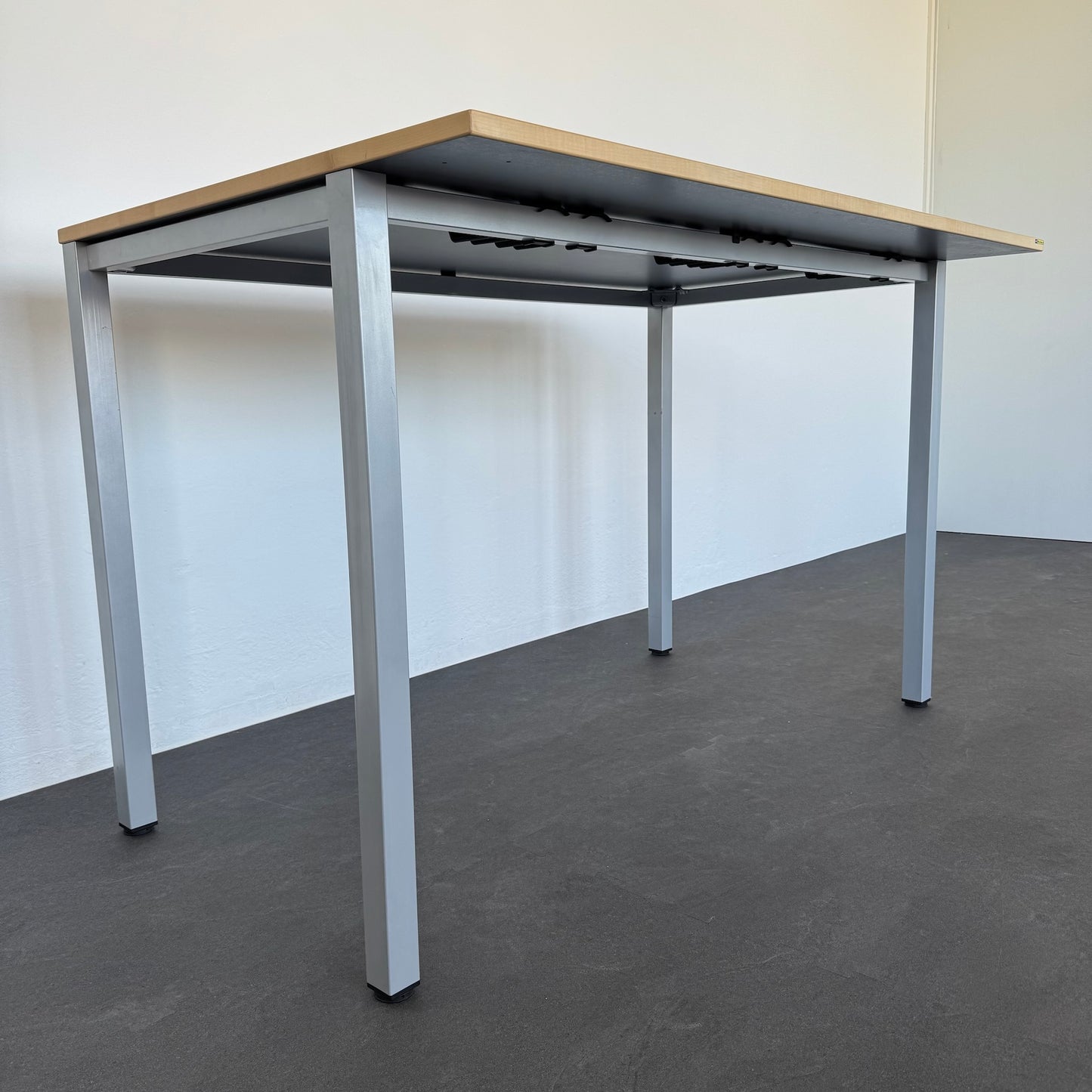 Steelcase Quba Stehtisch Ansicht von der Seite