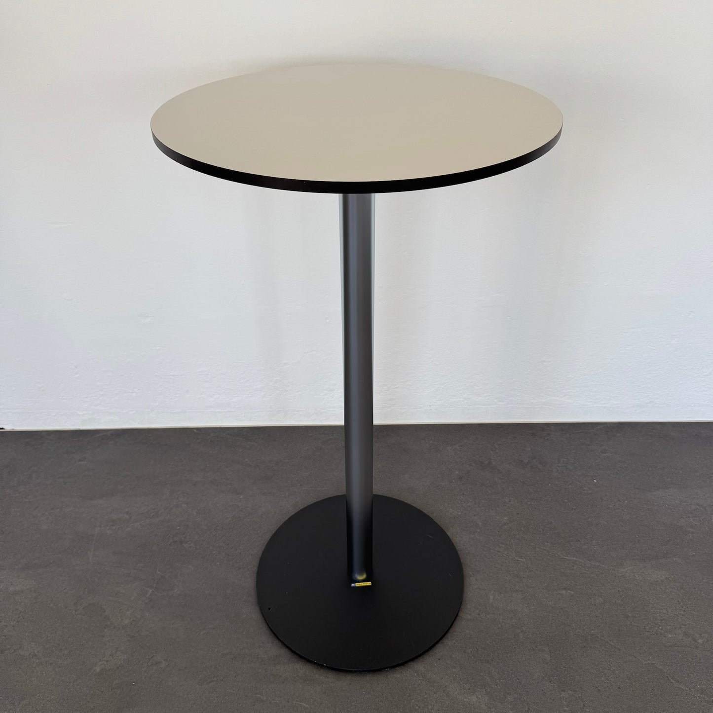 Top Design Bistrostehtisch mit HPL Tischplatte in Weiss mit schwarzer Kante