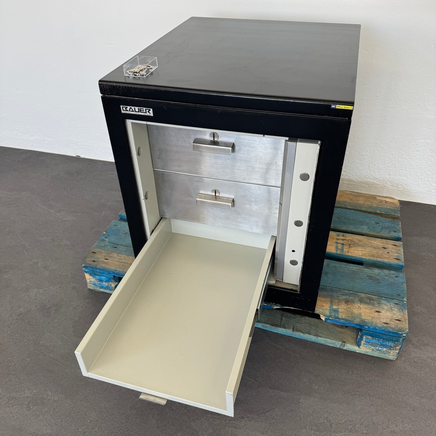 Bauer Tresor mit unterer Schublade offen