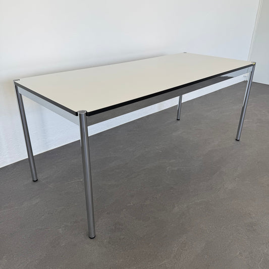 USM Haller Classic Schreibtisch Tischplatte perlgrau mit schwarzer Kante