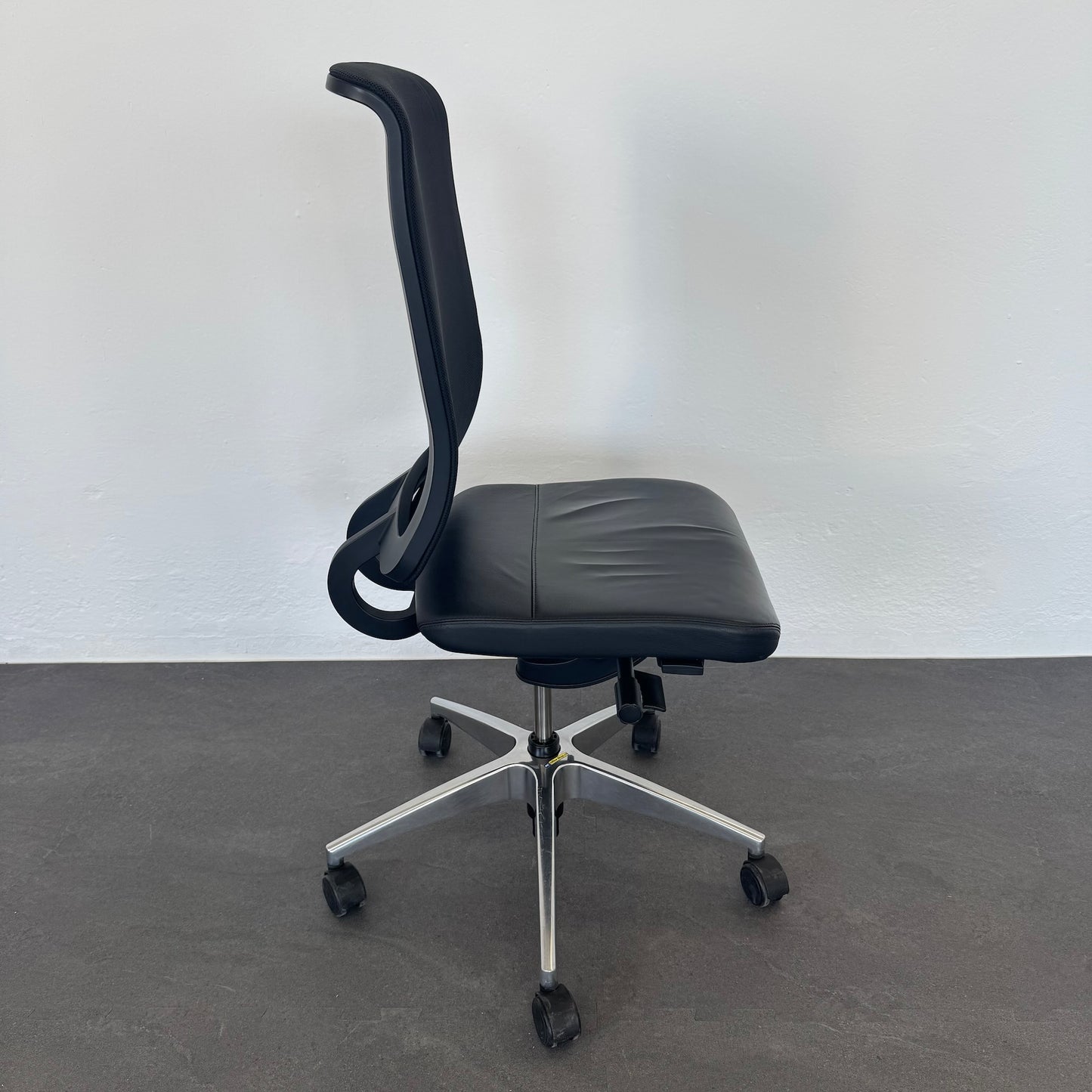 Girsberger Reflex Bürodrehstuhl von der Seite