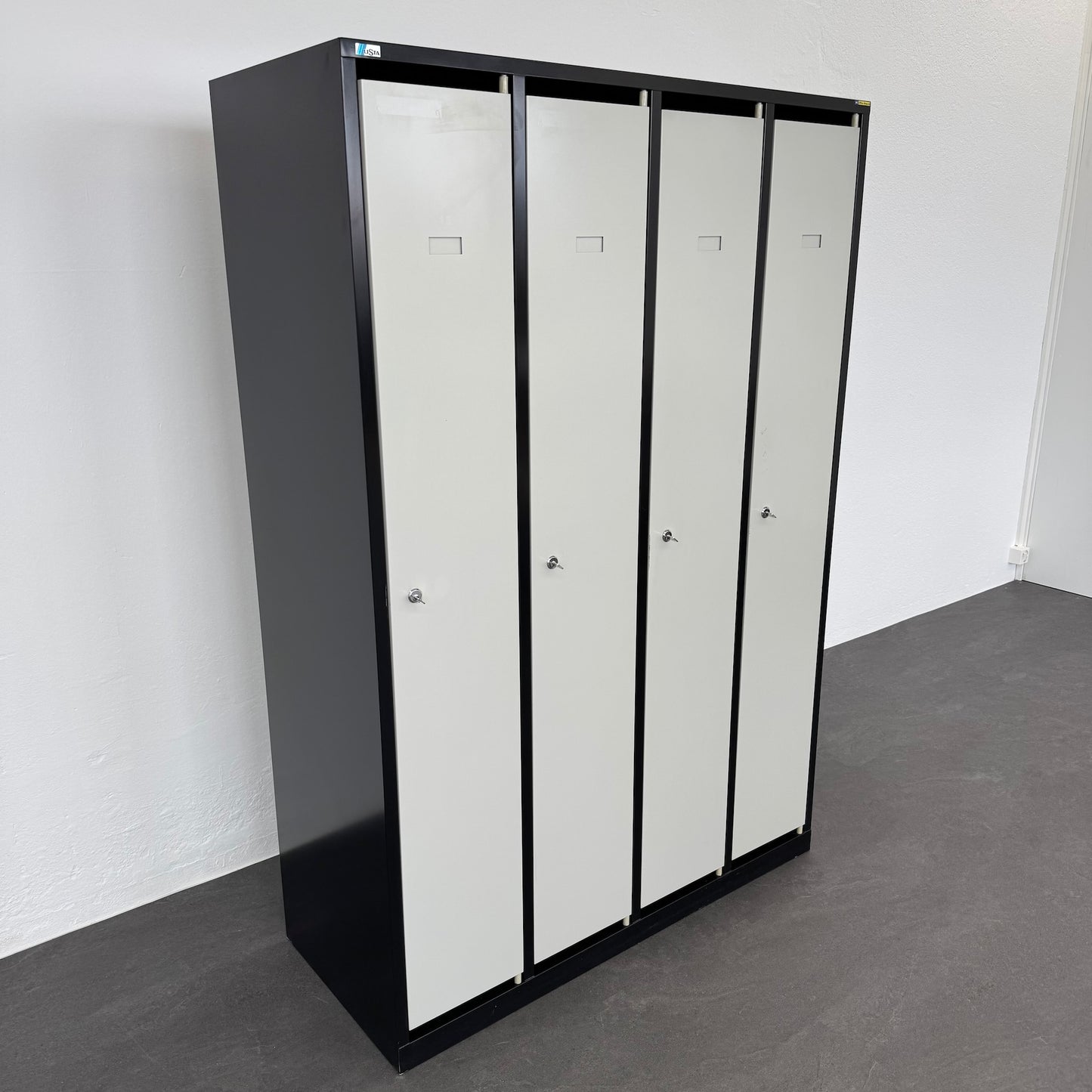 Lista Classic Garderobenschrank mit allen Abteilen geschlossen von links