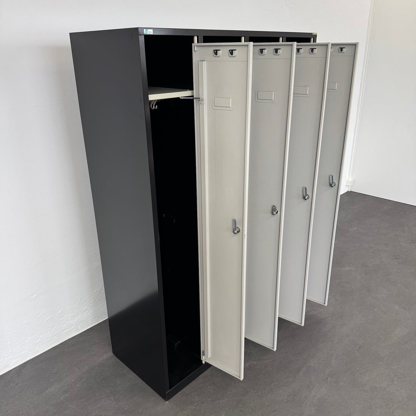 Lista Classic Garderobenschrank mit allen Abteilen offen von links