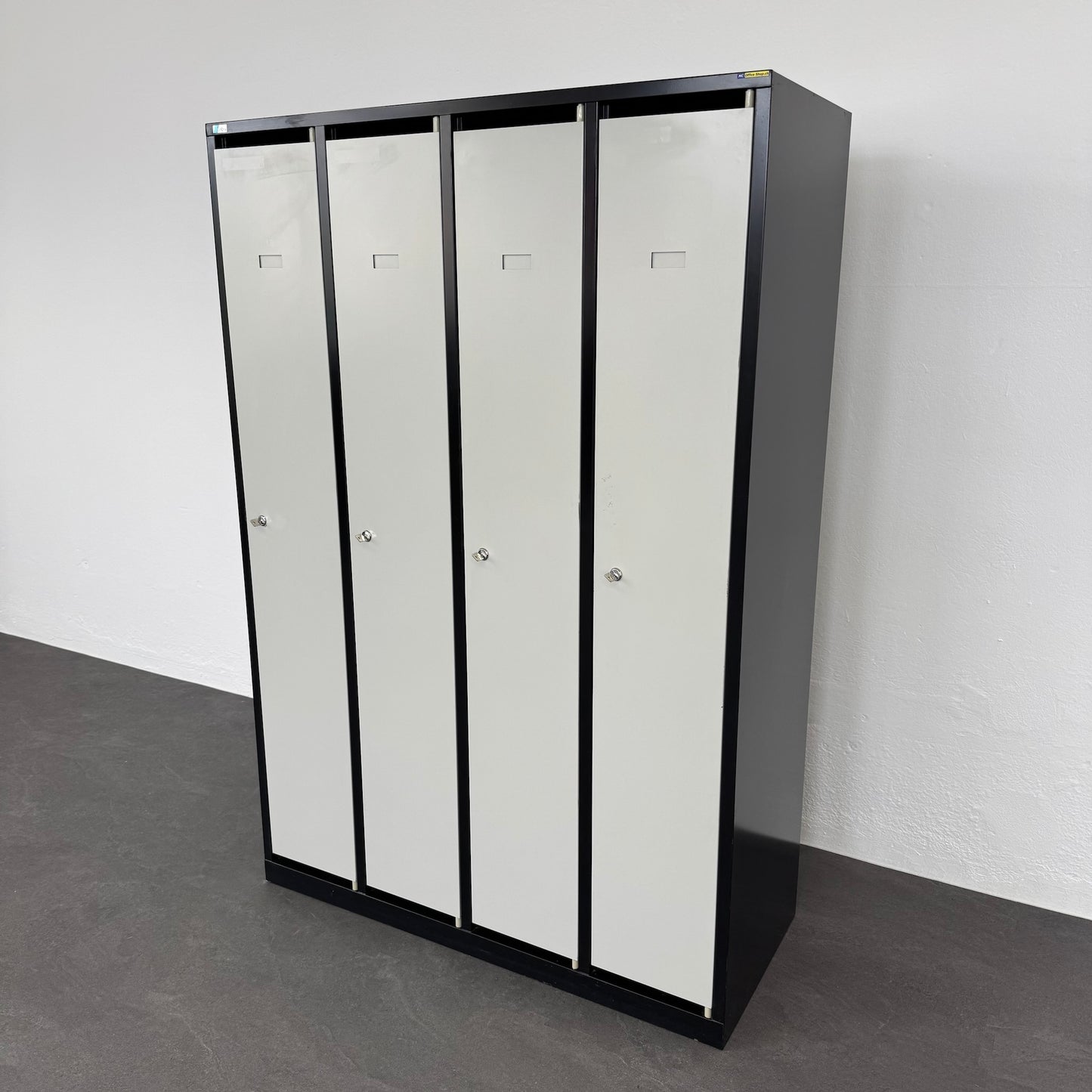 Lista Classic Garderobenschrank mit allen Abteilen geschlossen von rechts