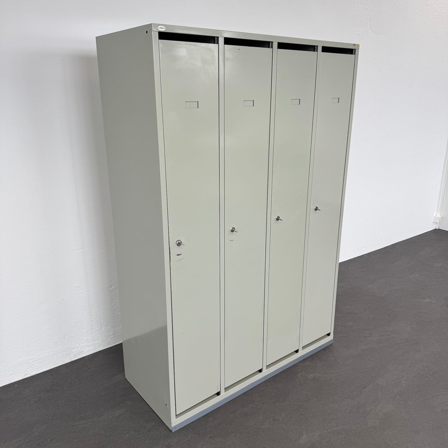 Lista Classic Garderobenschrank mit allen Abteilen geschlossen von links