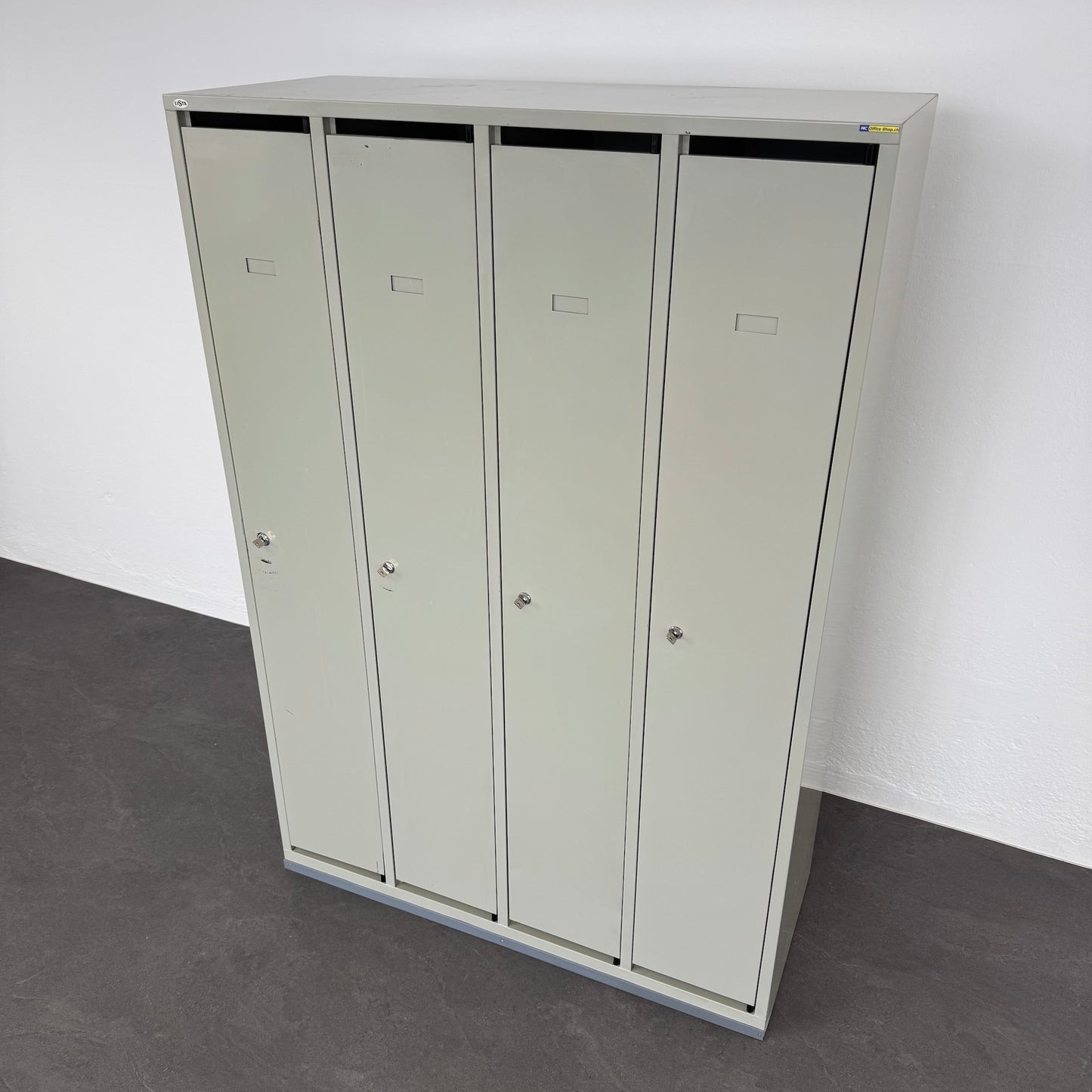 Lista Classic Garderobenschrank mit allen Abteilen geschlossen von rechts