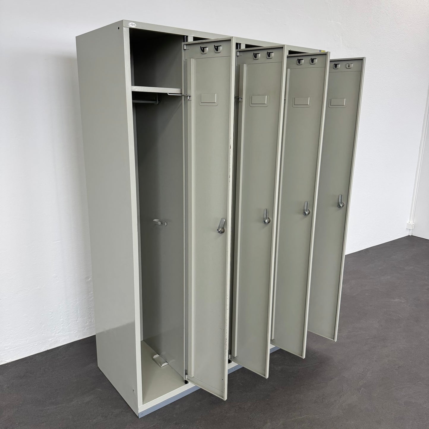 Lista Classic Garderobenschrank mit allen Abteilen offen von links