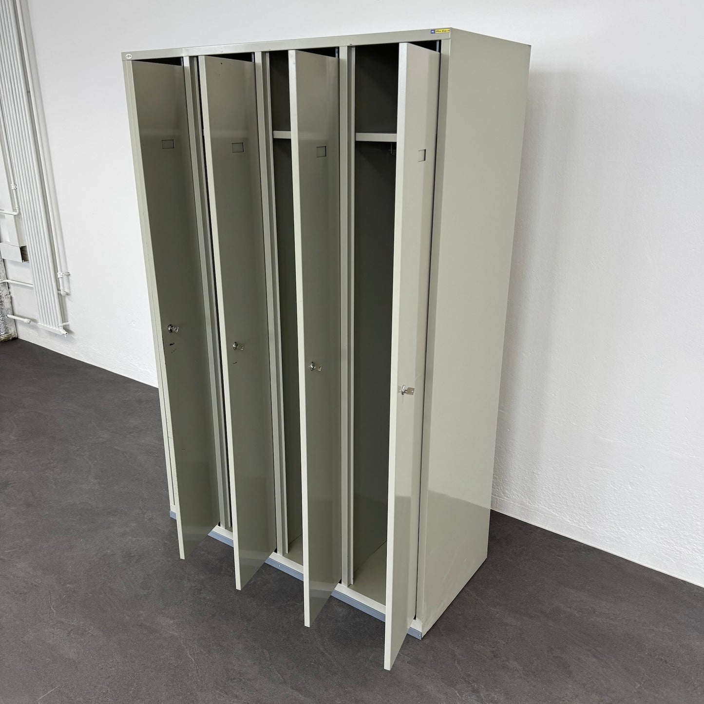 Lista Classic Garderobenschrank mit allen Abteilen offen von rechts