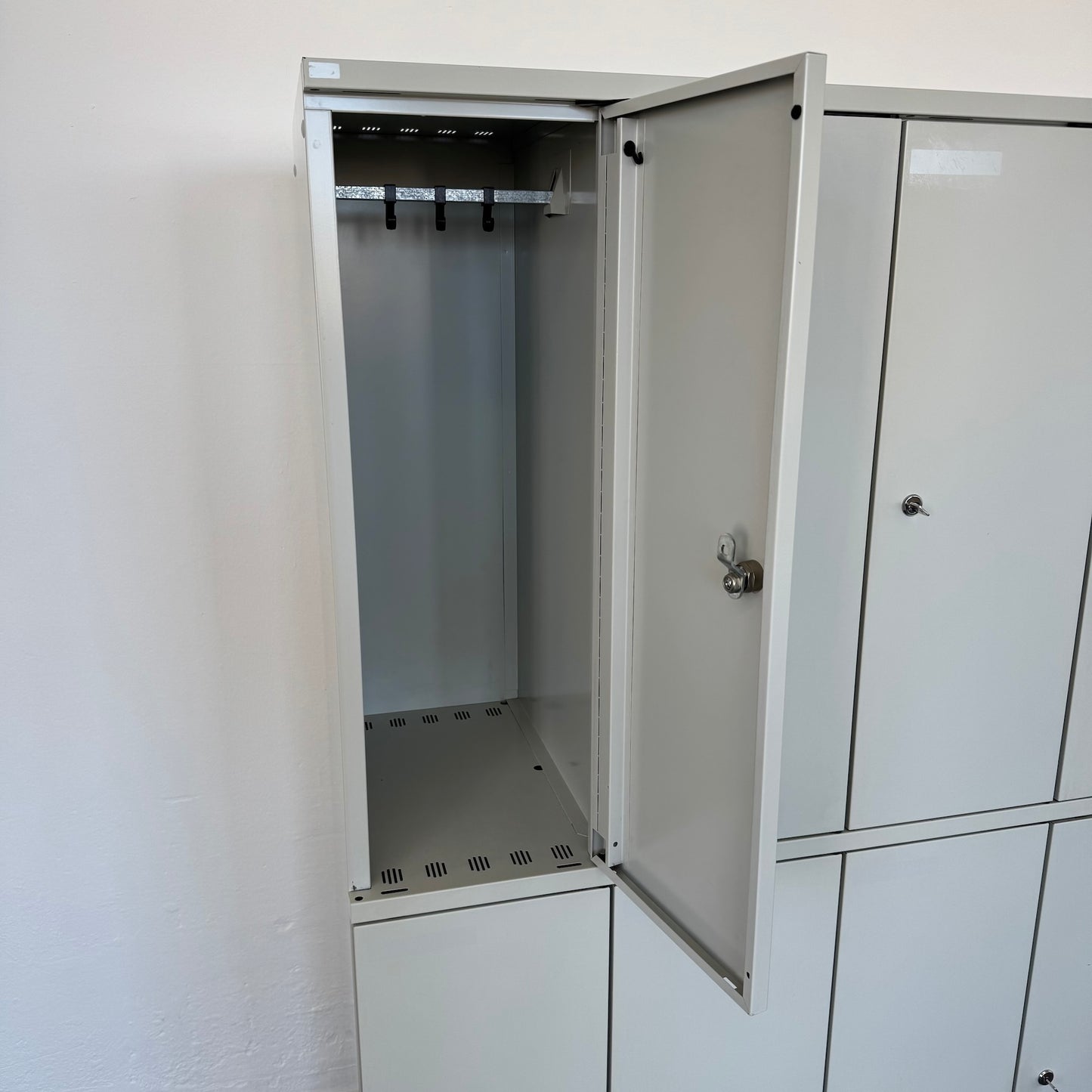 Lista Classic Garderobenschrank mit einem Abteil offen