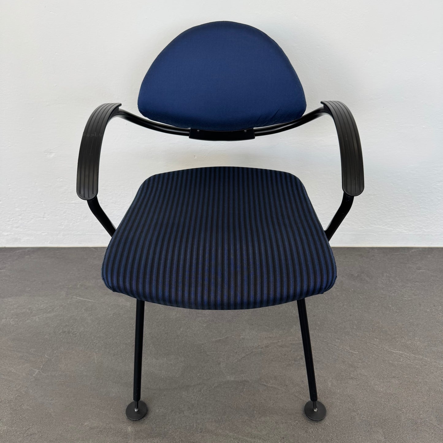 Sitag Realino Vierfusstuhl mit Stoffbezug Blau und Schwarz
