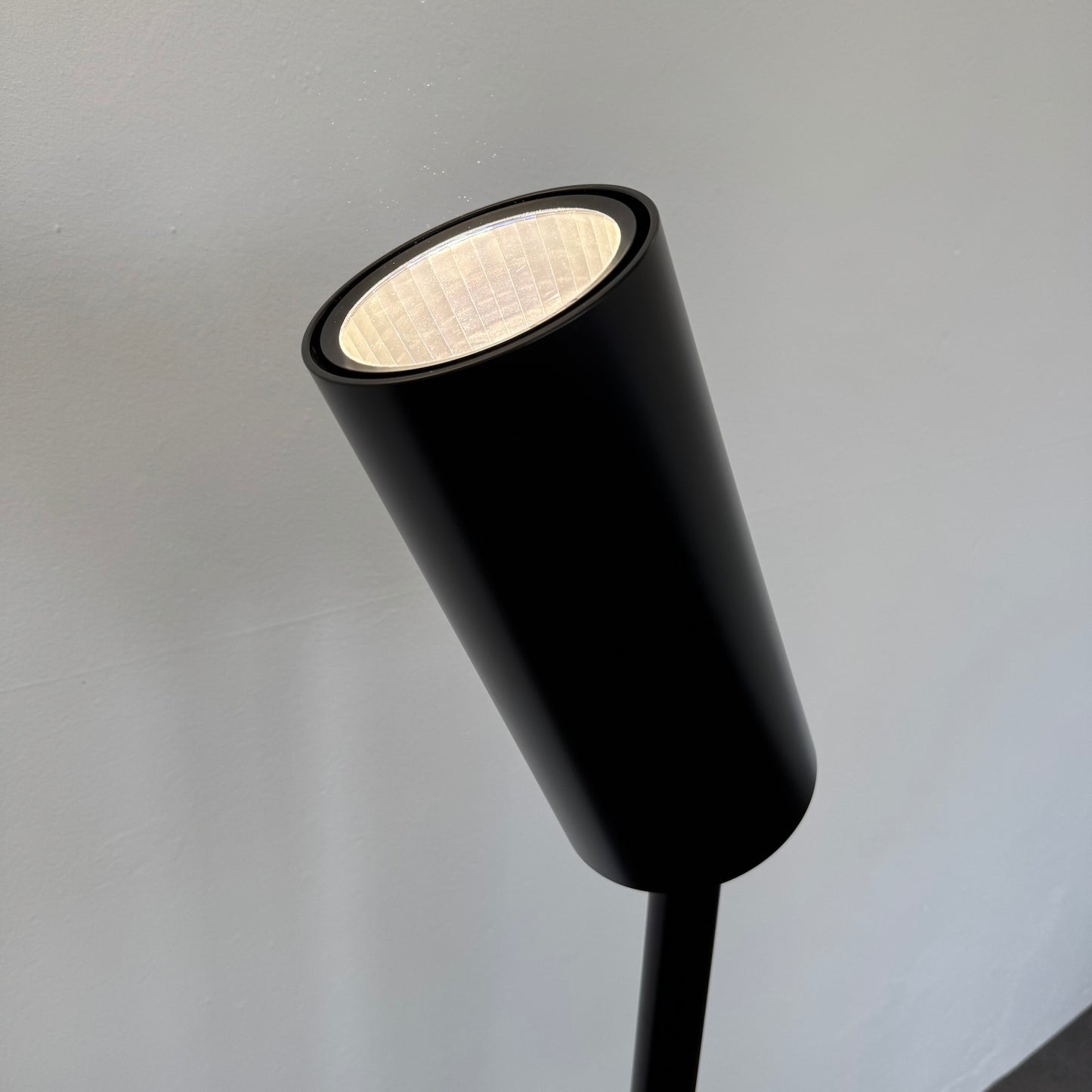 Regent Stream Office High Uplight Detailfoto Leuchtkopf