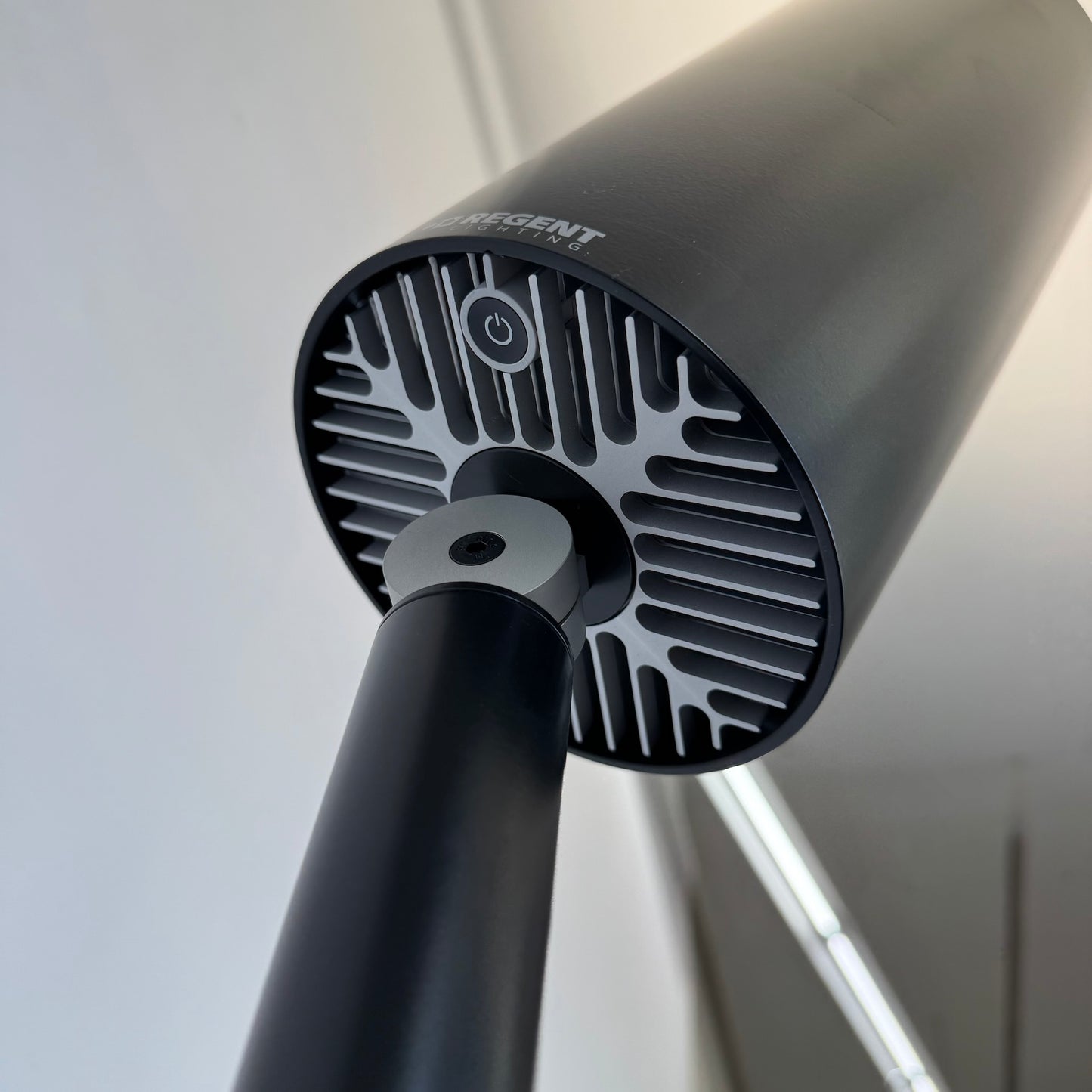 Regent Stream Office High Uplight Detailfoto Leuchtkopf von unten