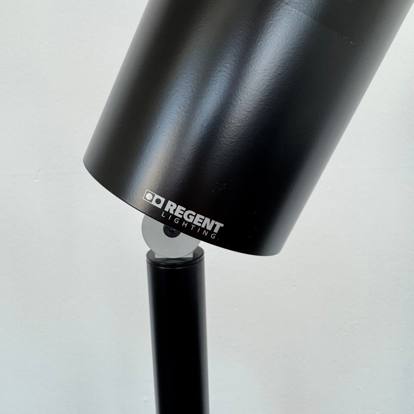 Regent Stream Office High Uplight Detailfoto Logo Regent
