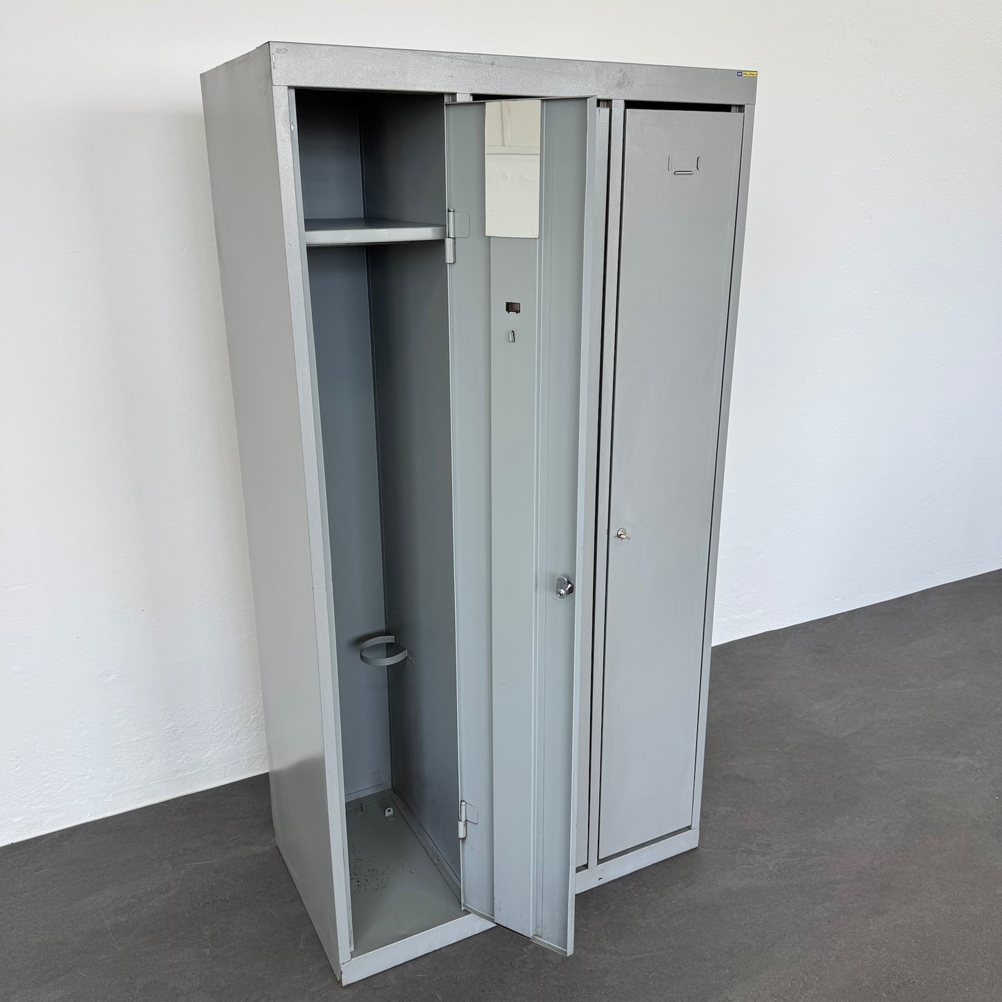 Stalgo Classic Garderobenschrank mit einem Abteil offen