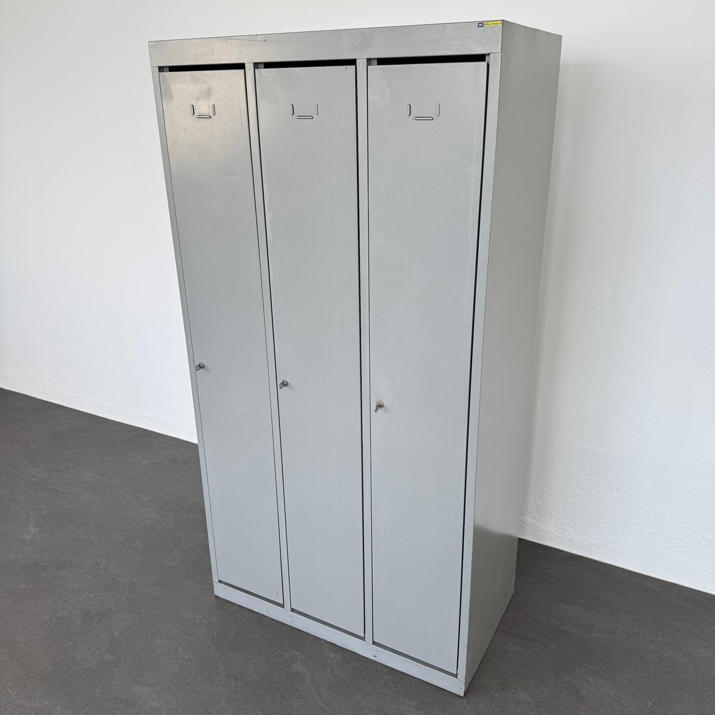 Stalgo Classic Garderobenschrank Ansicht geschlossen von rechts