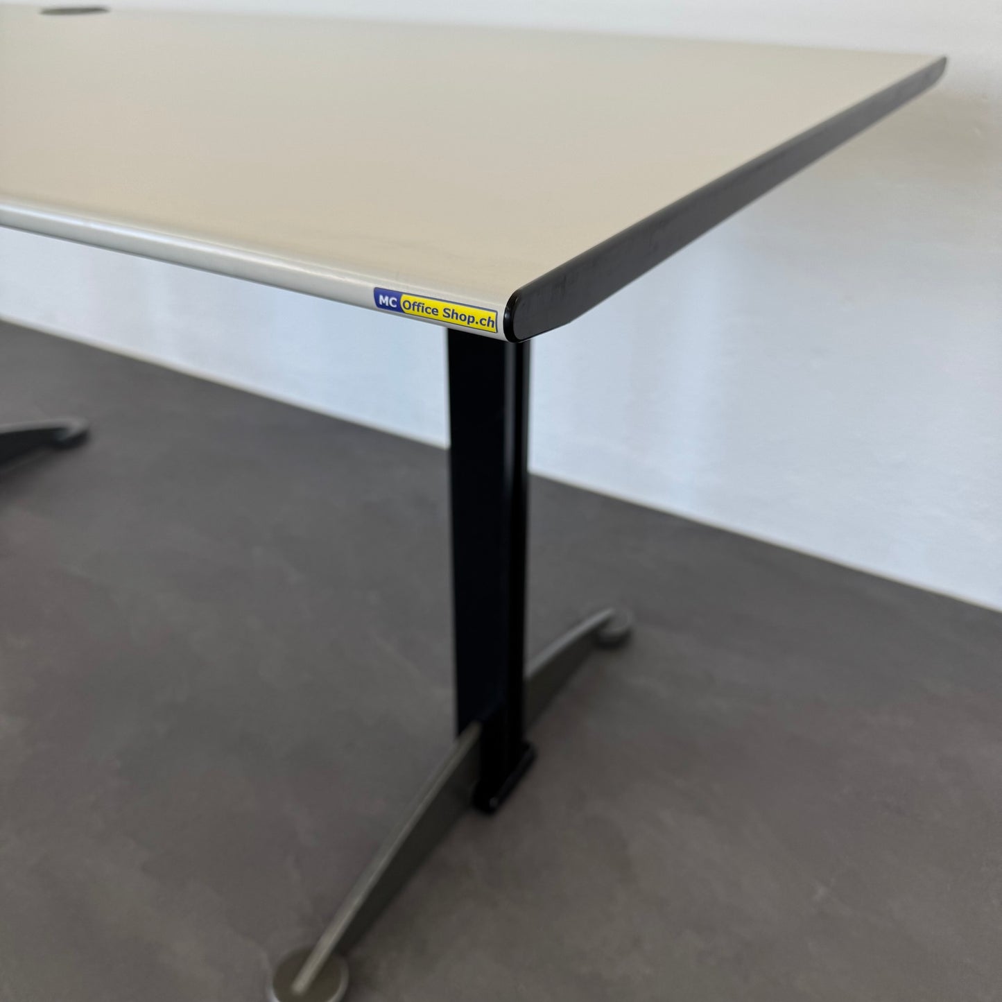 Vitra T-Chair Bürodrehstuhl Detailfoto Tischkante