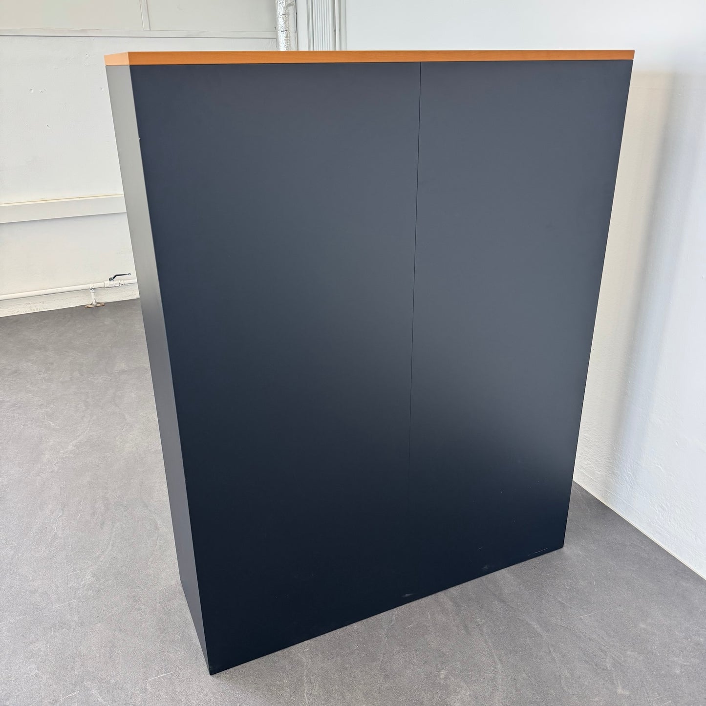 Lista Office Storage Lateralschrank von seitlich hinten