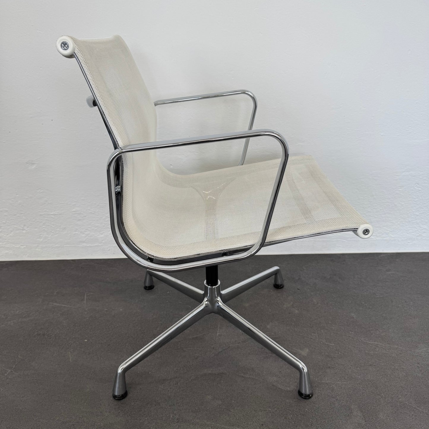 Vitra Aluminium Chair EA108