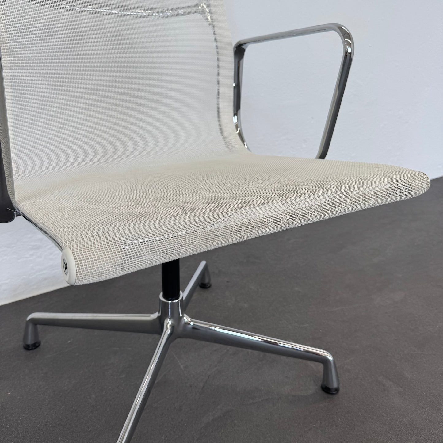 Vitra Aluminium Chair EA108