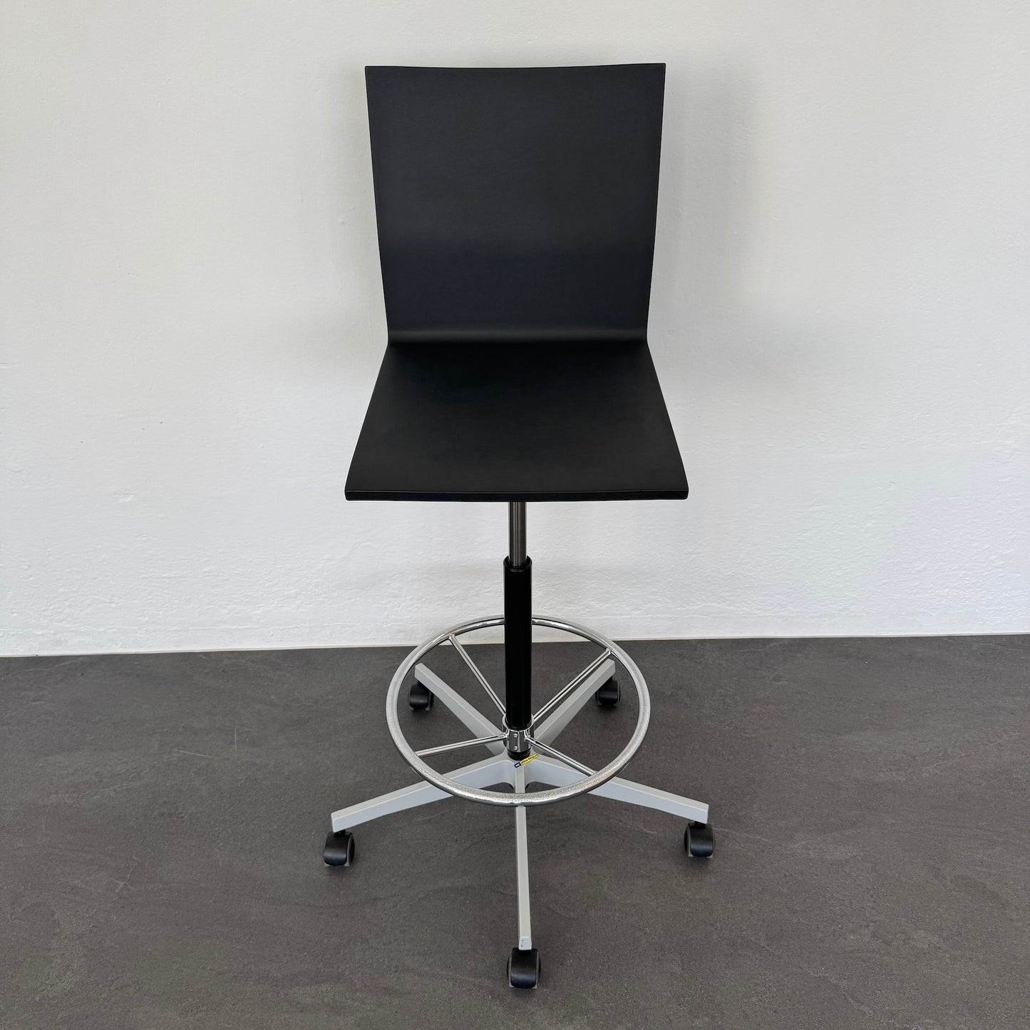 Vitra .04 Counter Drehstuhl aus Hartschaum Schwarz