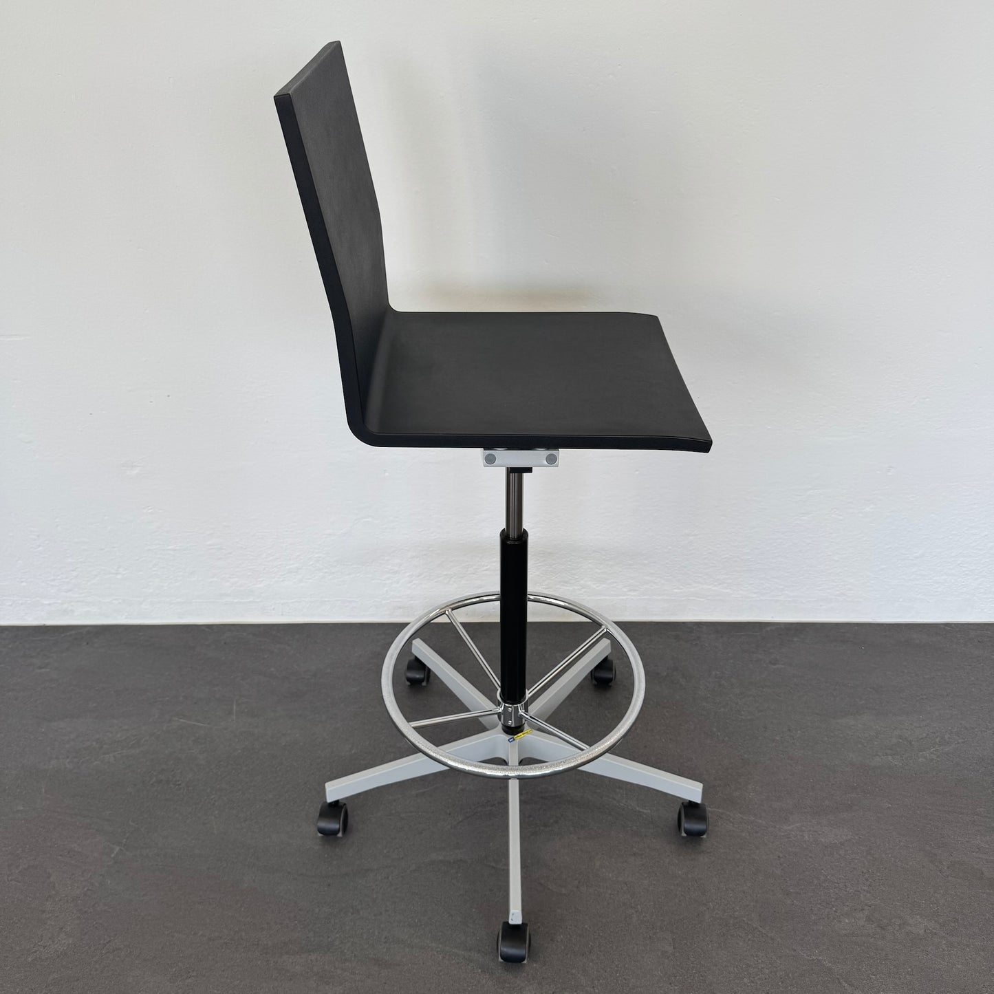 Vitra .04 Counter Drehstuhl Fusskreuz Metall Silbergrau