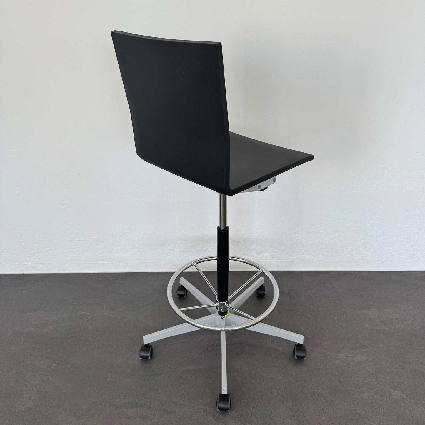 Vitra .04 Counter Drehstuhl mit Rückenlehne
