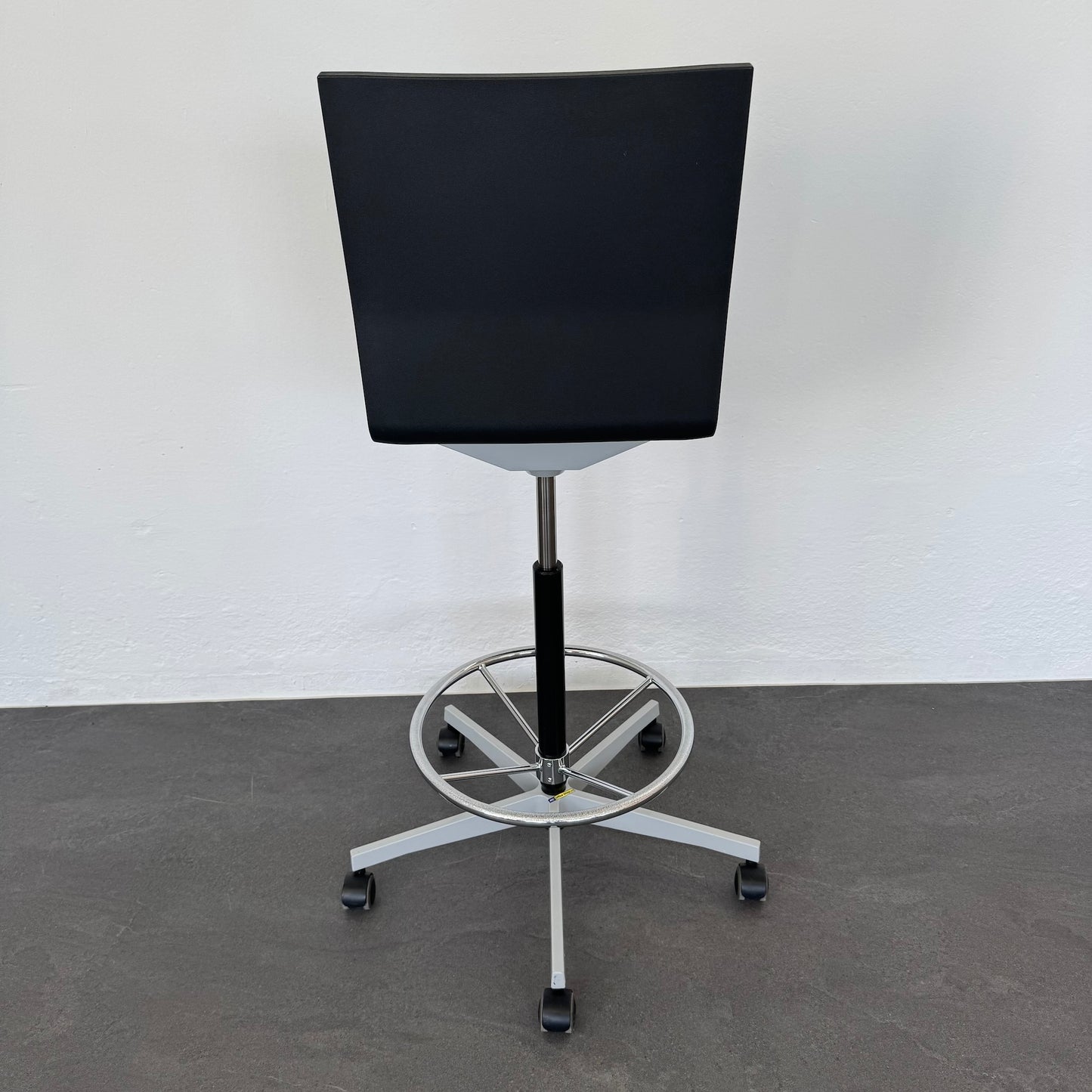 Vitra .04 Counter Drehstuhl Ansicht von hinten