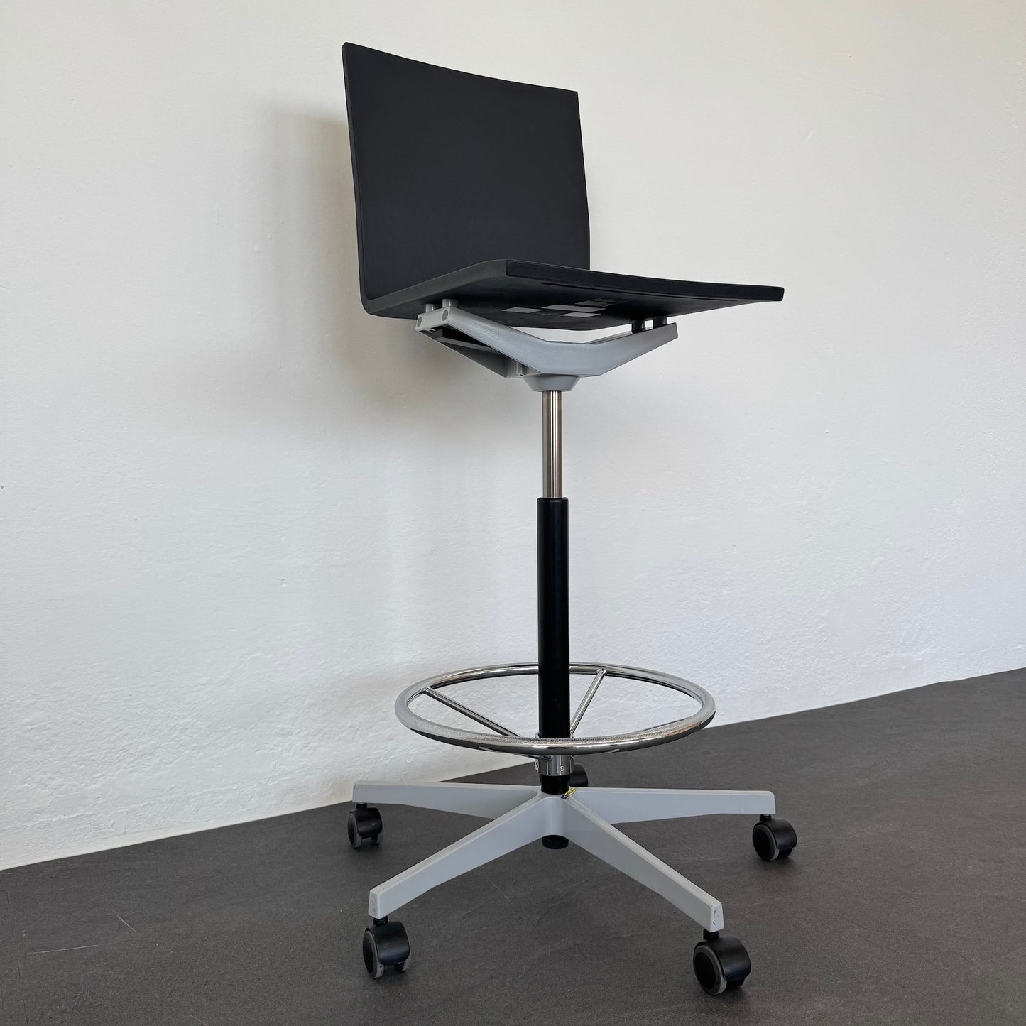 Vitra .04 Counter Drehstuhl Ansicht von unten