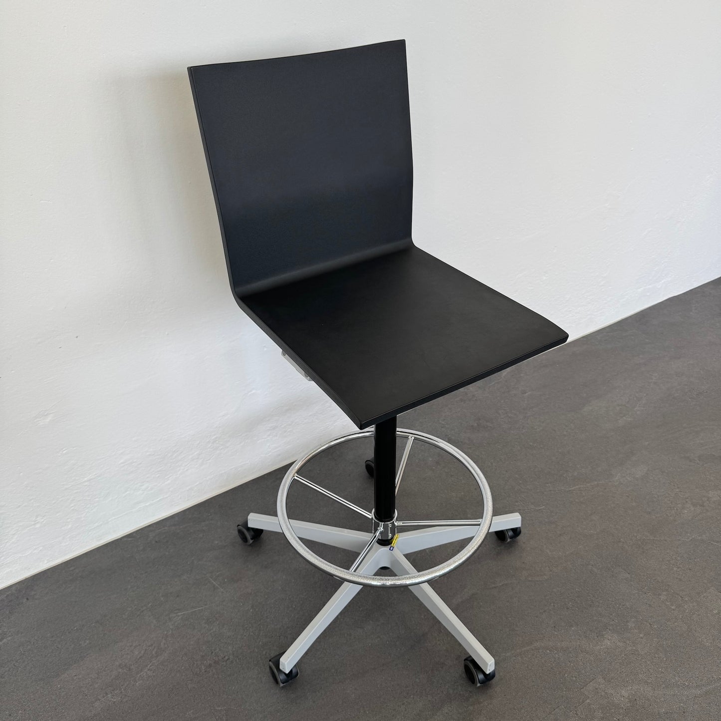 Vitra .04 Counter Drehstuhl Ansicht von oben links