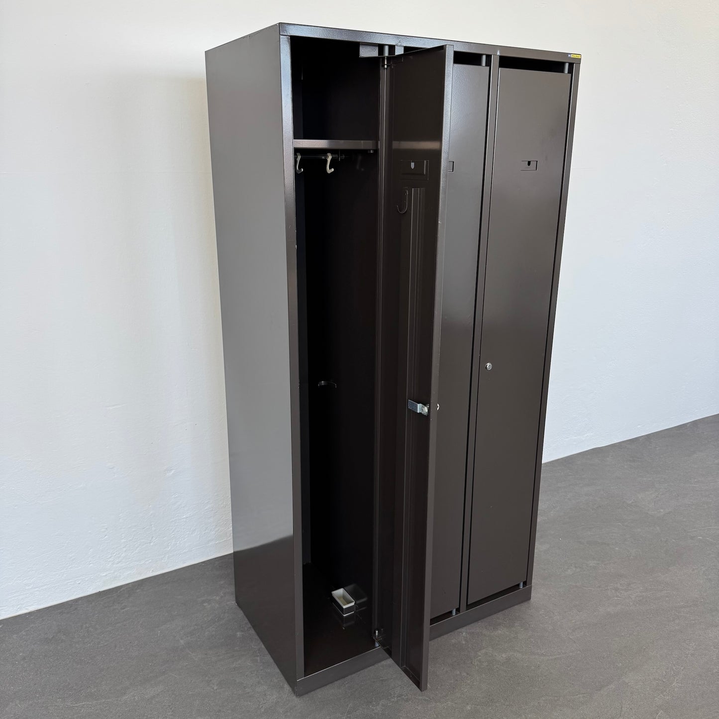 Stalgo Classic Garderobenschrank mit einem Abteil offen