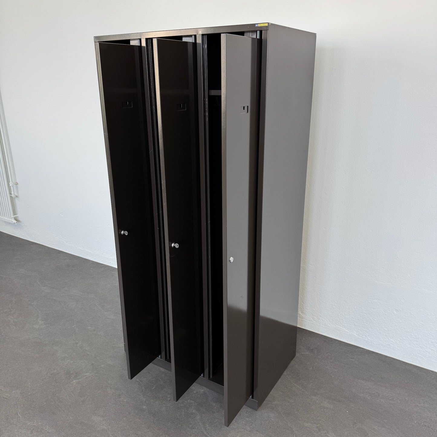 Stalgo Classic Garderobenschrank Ansicht von rechts mit allen Abteilen offen