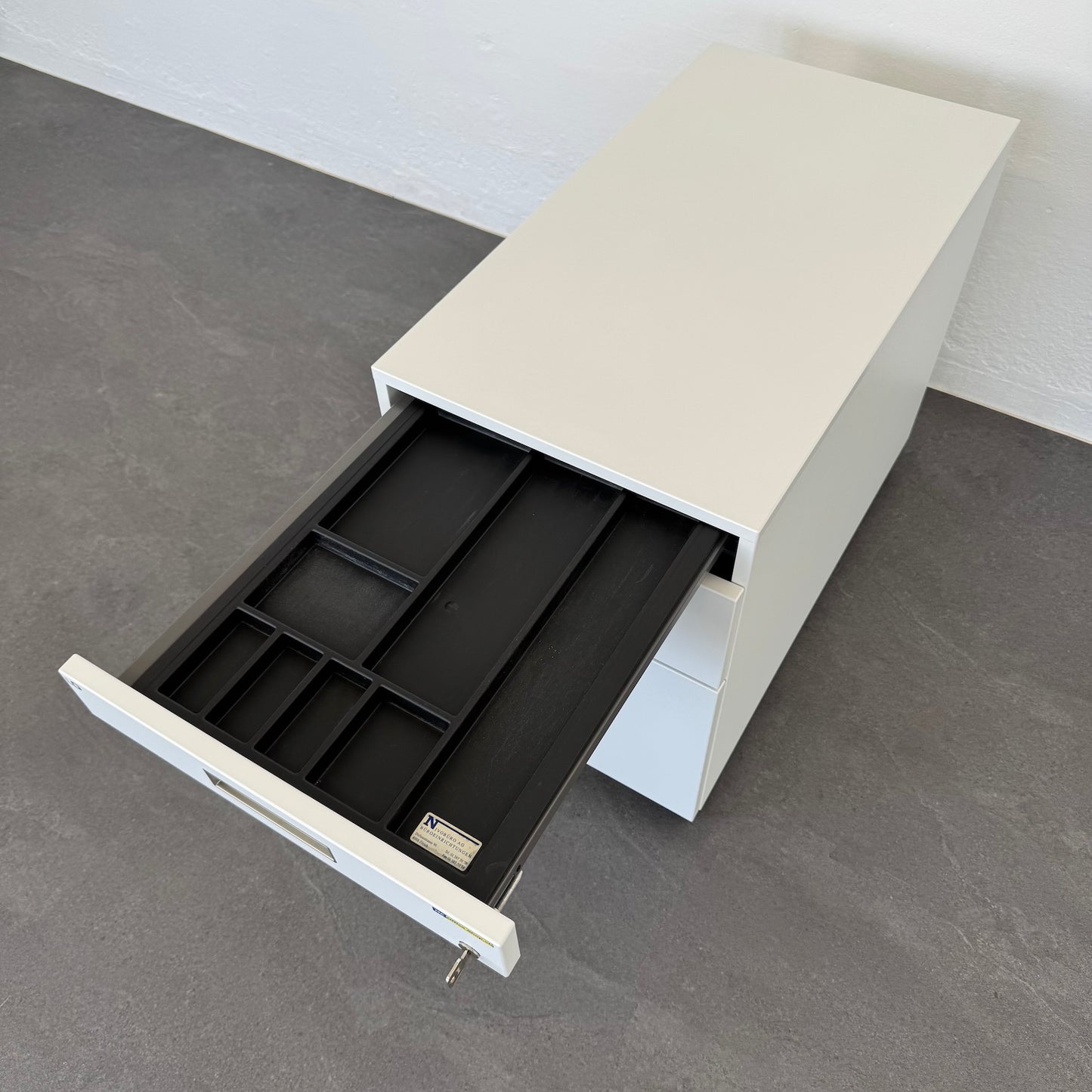 Lista Office Serie L Roll-Korpus mit Materialschale offen
