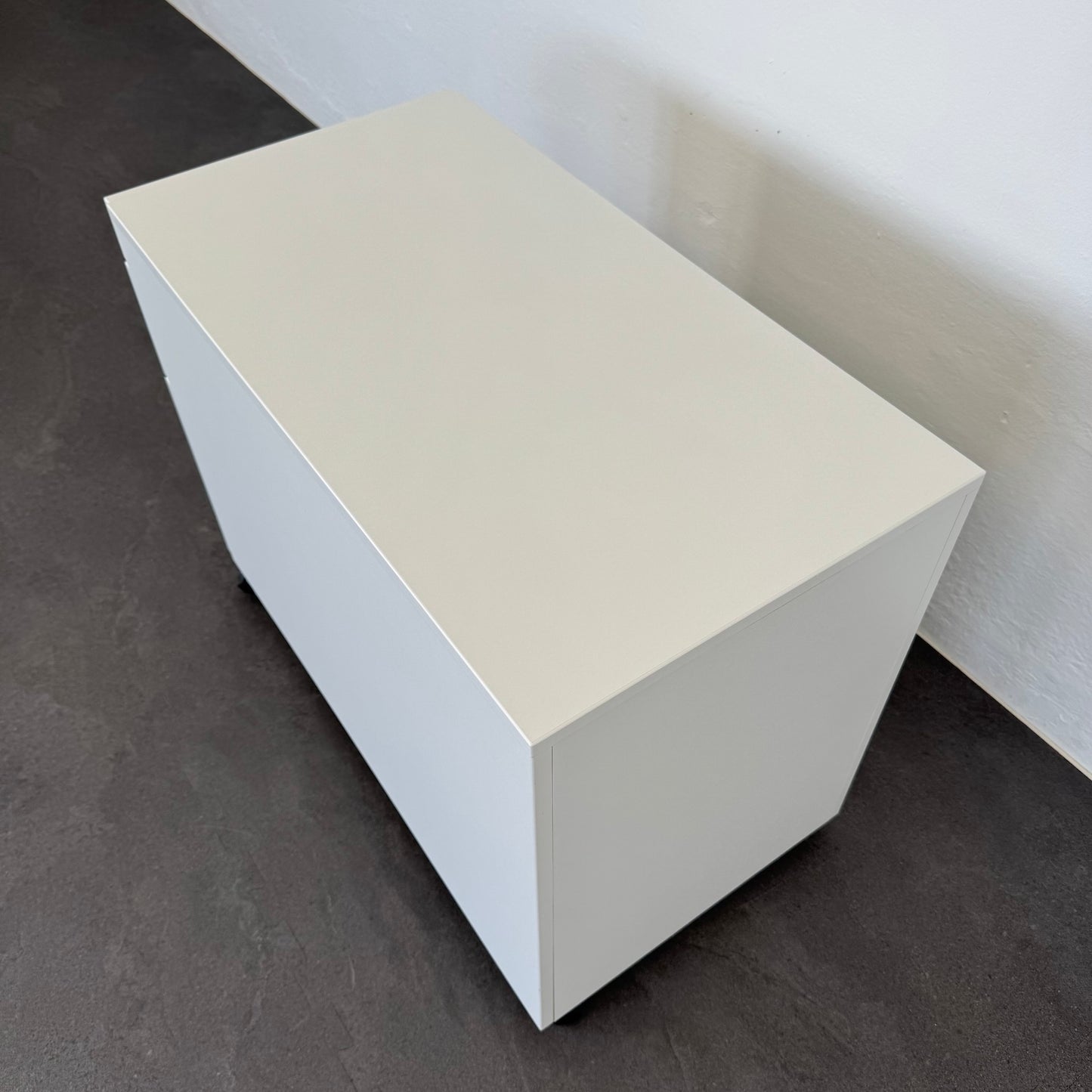 Lista Office Serie L Roll-Korpus Ansicht von hinten