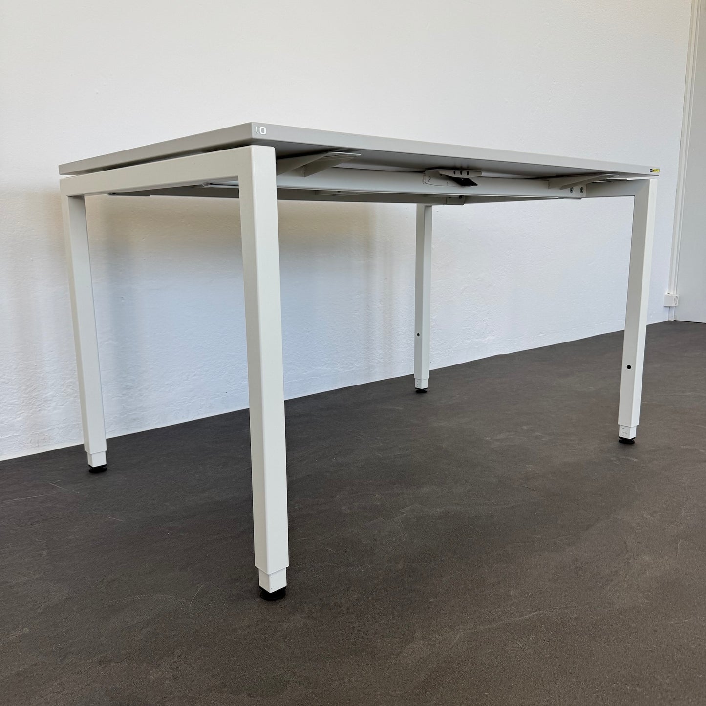 Lista Office Motion Schreibtisch seitliche Ansicht