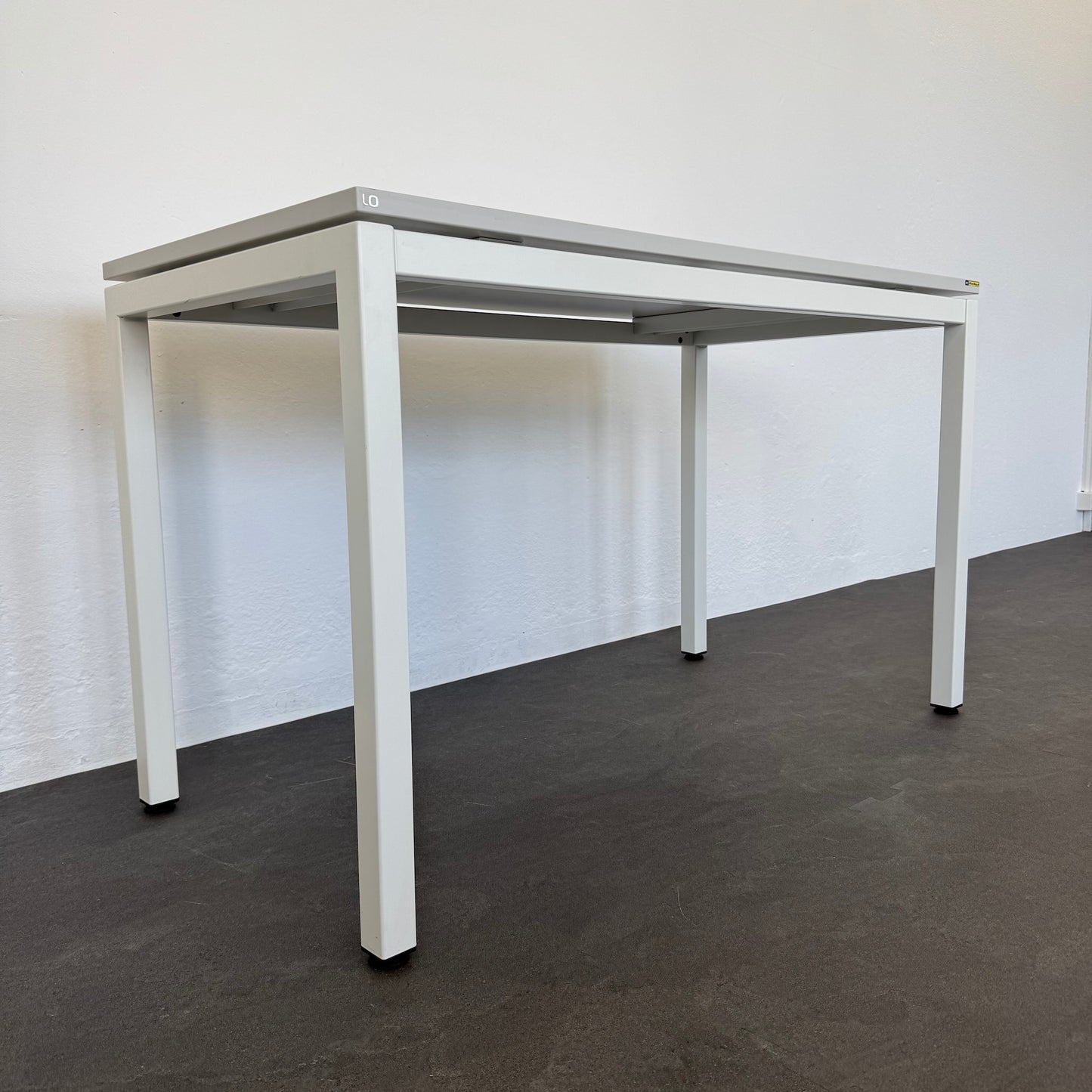 Lista Office Motion Schreibtisch seitliche Ansicht