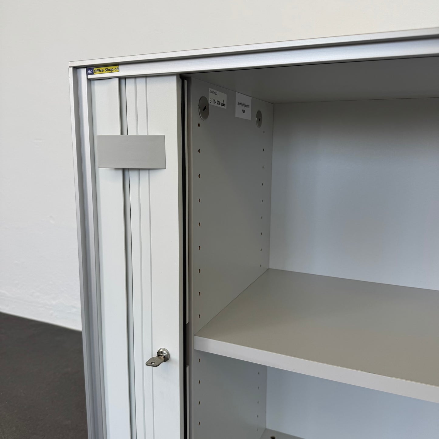 Elan New City Lateralschrank Detailfoto Fachboden und Schliessung