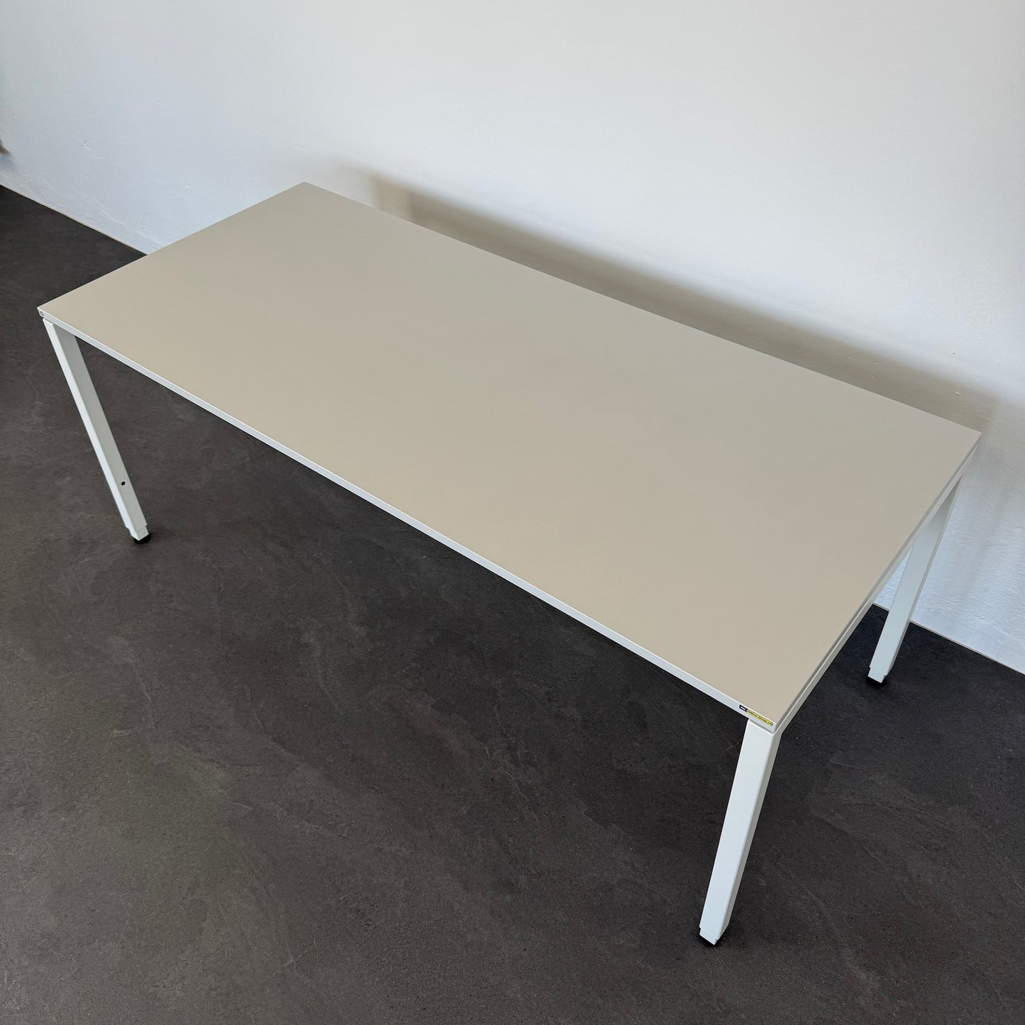 Lista Office Motion Schreibtisch mit weissem Gestell