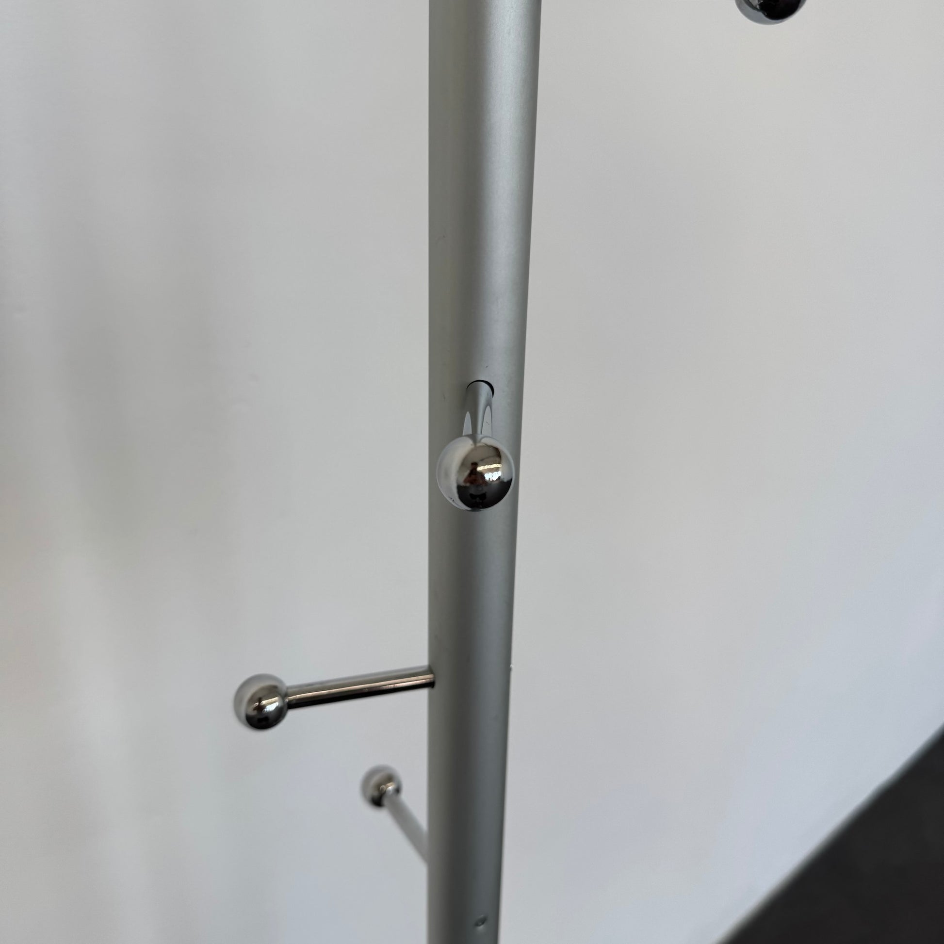 Mobles 114 Mirac Garderobenständer Detailfoto Kleiderhaken Chrom