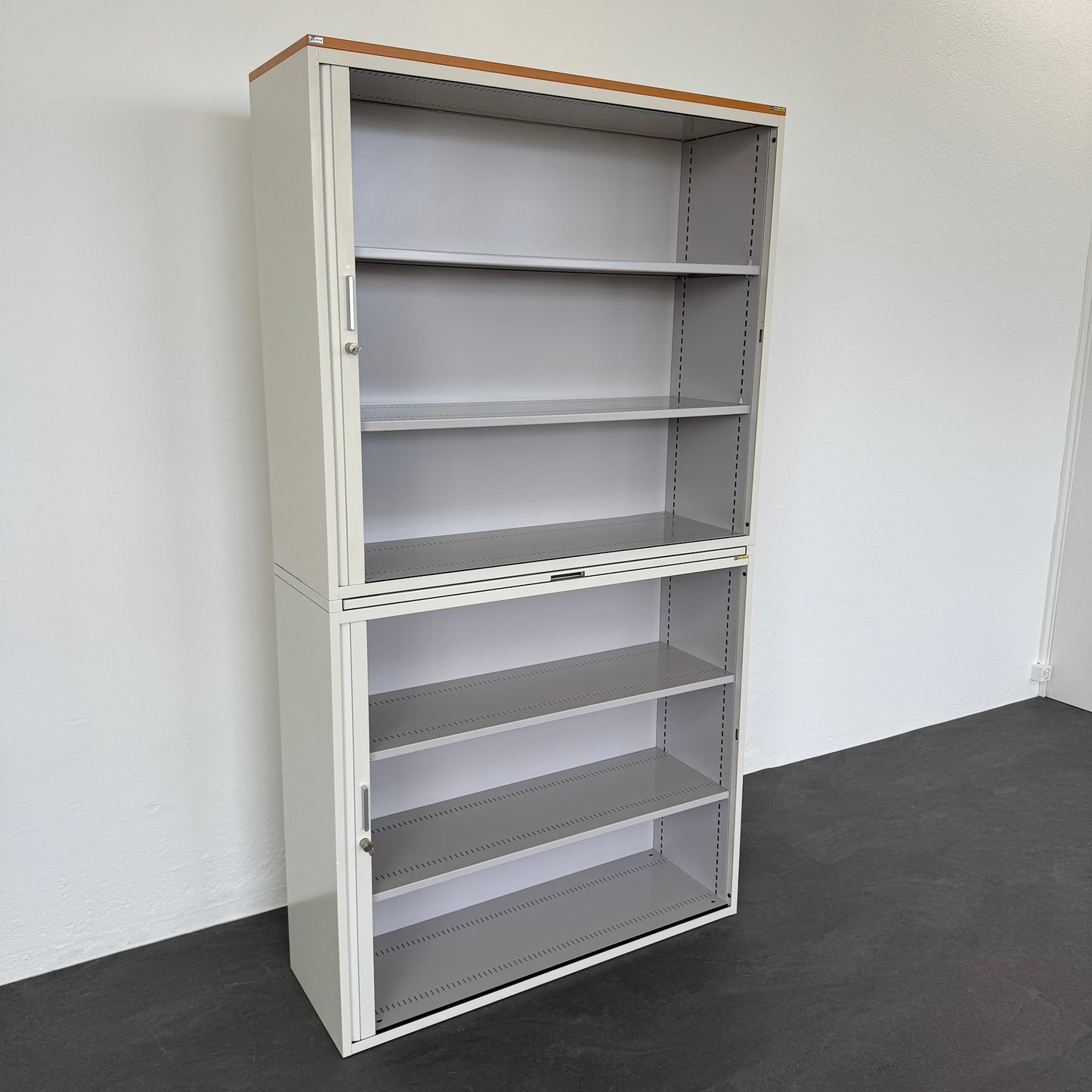 Lista Office Lateralschrank mit 4 Fachböden