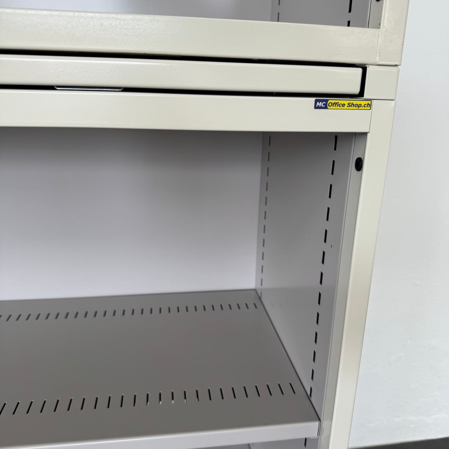 Lista Office Storage Lateralschrank Detailfoto Auszugstablar
