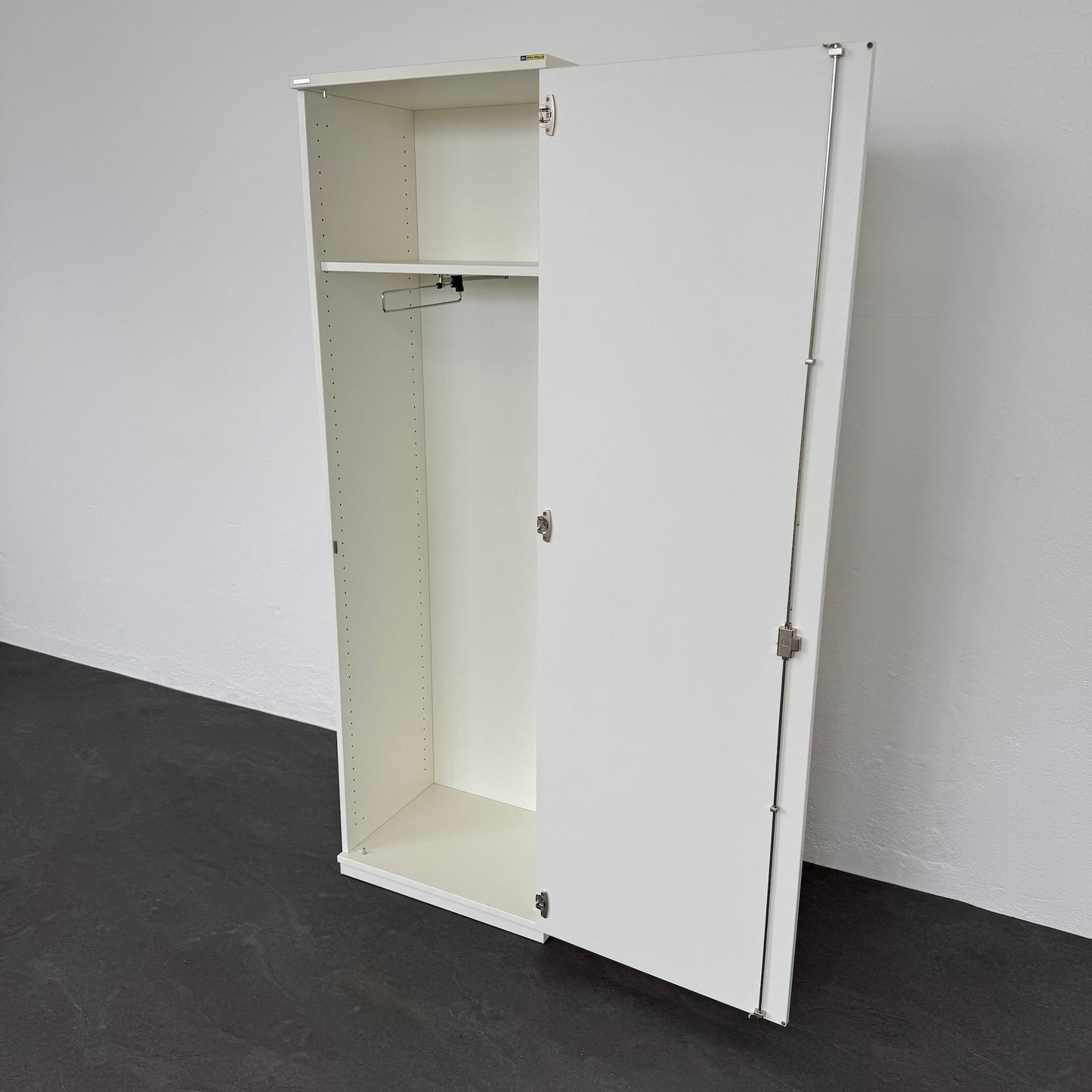 Palmberg Prisma 2 Garderobenschrank offen von links