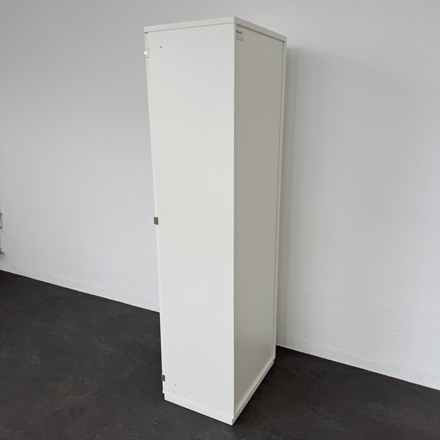 Palmberg Prisma 2 Garderobenschrank von der Seite
