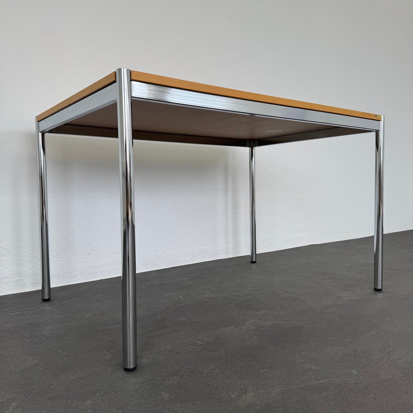 Ergodata Multi Desk Rondo Sitzungstisch Seitliche Ansicht