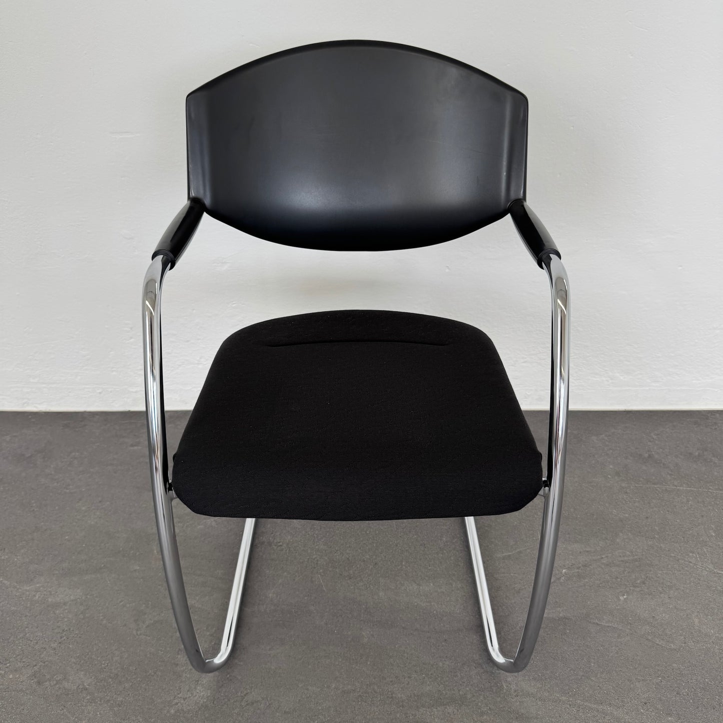Giroflex G16 Freischwinger Stoffbezug schwarz gemustert