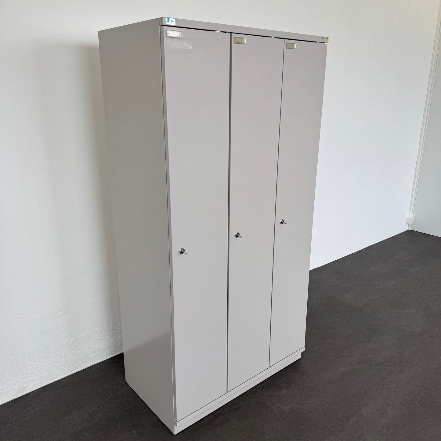 Lista Classic Garderobenschrank mit allen Abteilen geschlossen von links