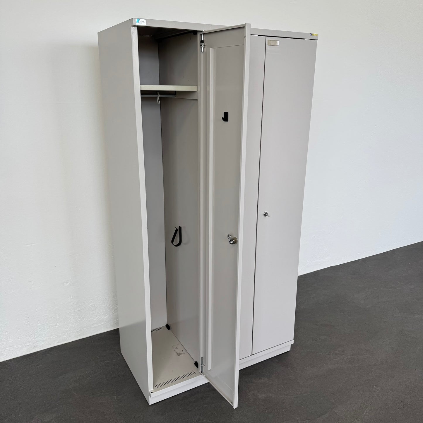 Lista Classic Garderobenschrank mit einem Abteil offen von links